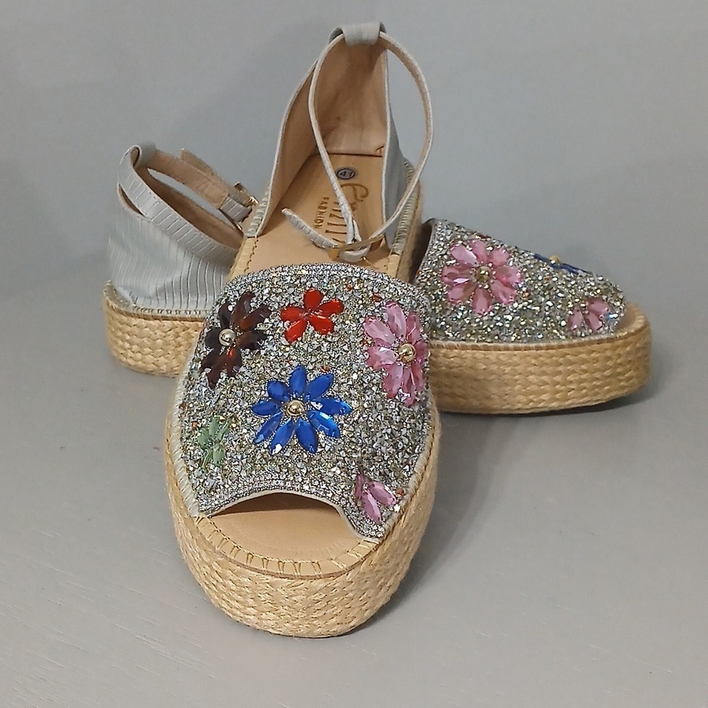 Embellished Floral Sandals ,size 41, fits size 10, made In Colombia, pre-owned - Picture 2 of 7
